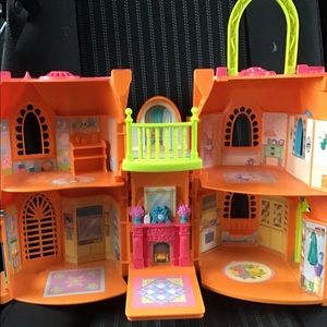 A very cute and portable play house!😊